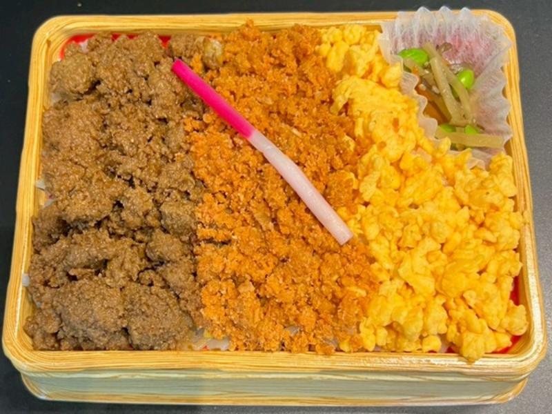 鶏そぼろ＆玉子そぼろ＆鮭明太の3色弁当