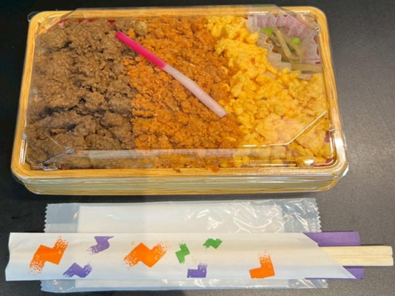 鶏そぼろ＆玉子そぼろ＆鮭明太の3色弁当