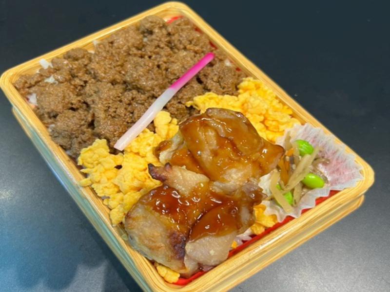 鶏そぼろ＆玉子そぼろの2色弁当（焼き鳥添え）