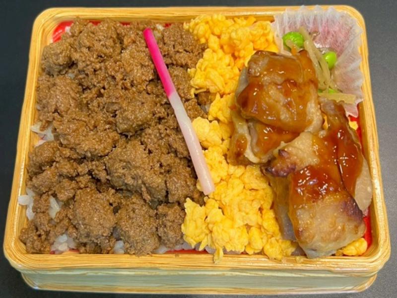 鶏そぼろ＆玉子そぼろの2色弁当（焼き鳥添え）