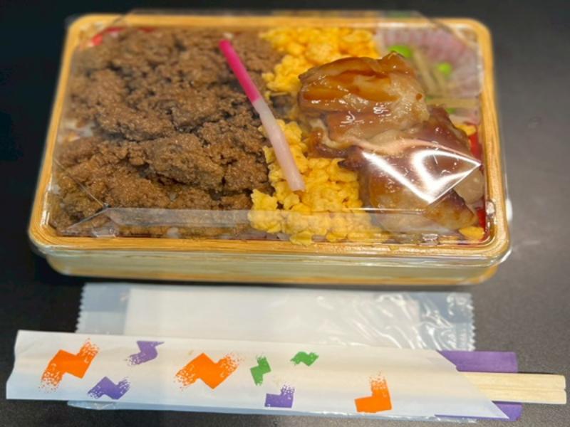 鶏そぼろ＆玉子そぼろの2色弁当（焼き鳥添え）