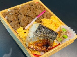 鶏そぼろ＆玉子そぼろ2色弁当（サバのかば焼き添え）