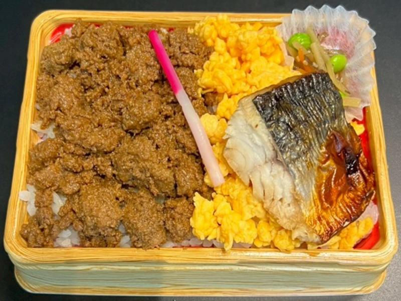 鶏そぼろ＆玉子そぼろ2色弁当（サバのかば焼き添え）