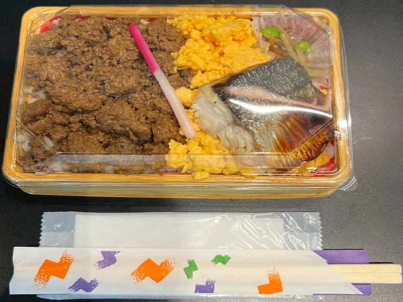 鶏そぼろ＆玉子そぼろ2色弁当（サバのかば焼き添え）
