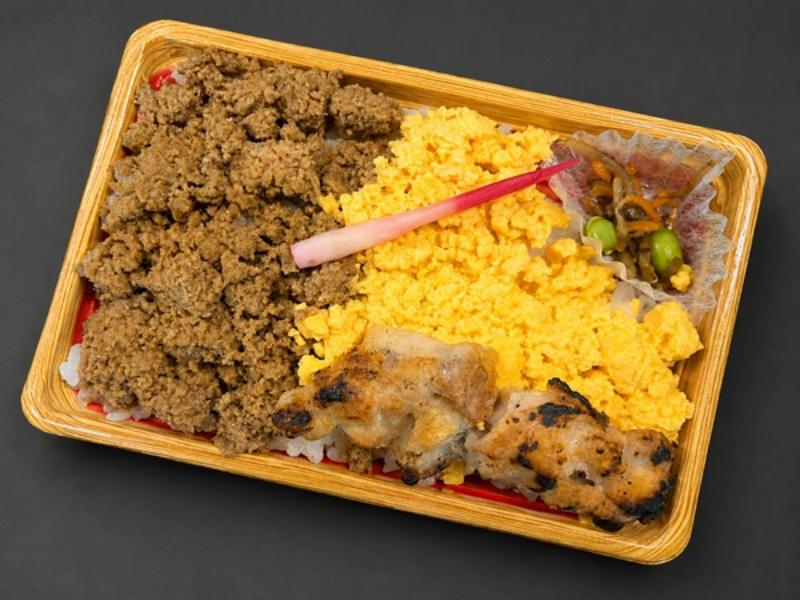 鶏そぼろ＆玉子そぼろの2色弁当（塩焼き鳥添え）
