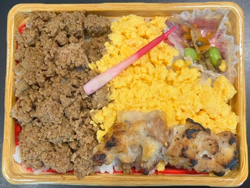 鶏そぼろ＆玉子そぼろの2色弁当（塩焼き鳥添え）