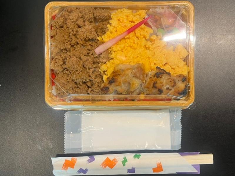 鶏そぼろ＆玉子そぼろの2色弁当（塩焼き鳥添え）