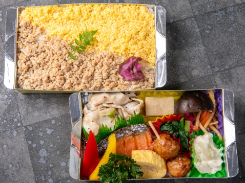 葱塩豚カルビ×鮭の塩焼き弁当