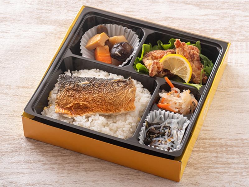 鶏の唐揚げと焼鯖のせ弁当
