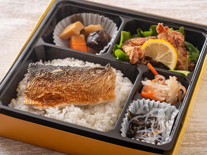 鶏の唐揚げと焼鯖のせ弁当