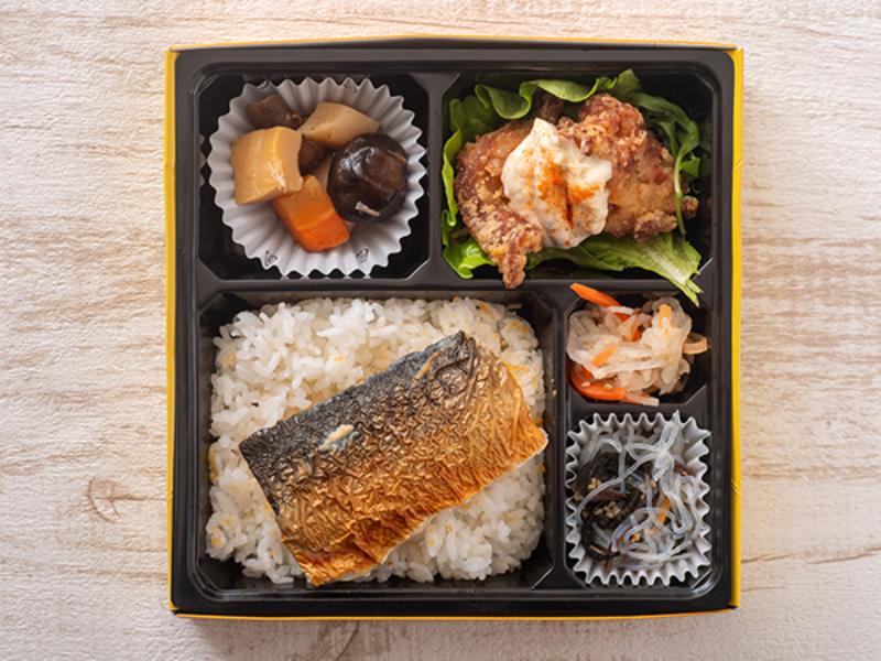 赤いチキン南蛮と鯖の塩焼きのせ弁当