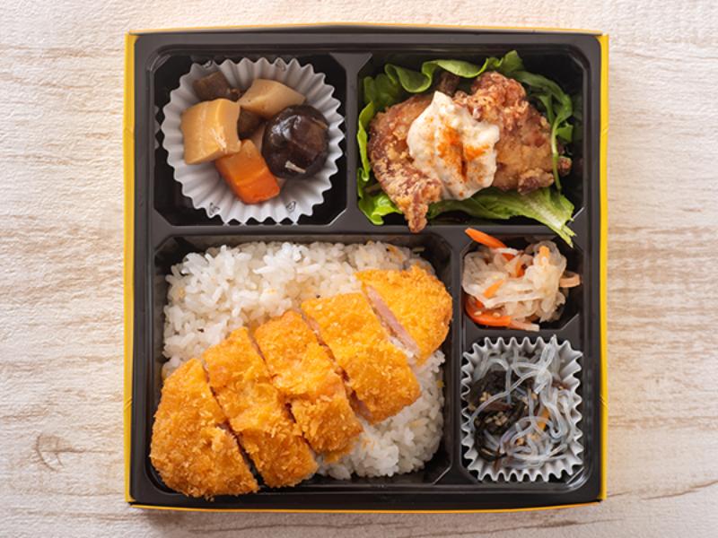 赤いチキン南蛮と豚カツのせ弁当