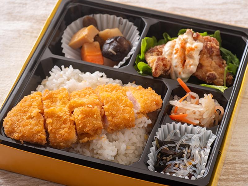 赤いチキン南蛮と豚カツのせ弁当