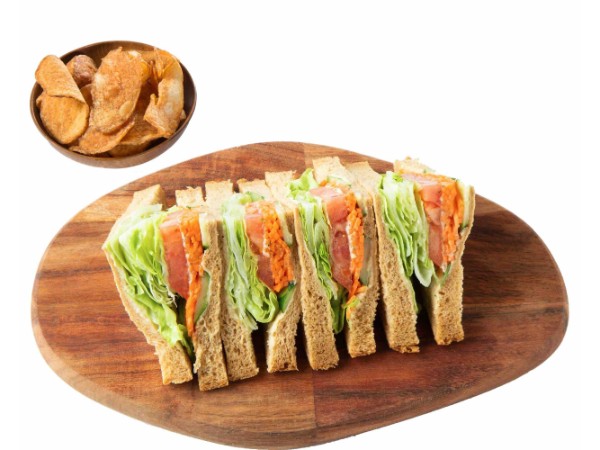 ひよこ豆のペーストと新鮮野菜のヴィーガンサンドイッチ（ポテトチップス付）