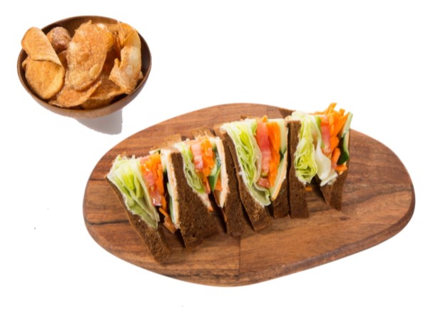ベジタブルと有機キャロットのサンドイッチ（ポテトチップス付）