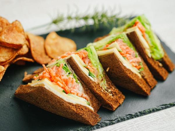 ベジタブルと有機キャロットのサンドイッチ（ポテトチップス付）