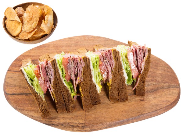 スパイシービーフパストラミサンドイッチ（ポテトチップス付）