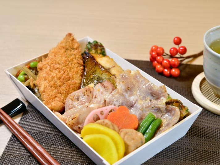 鶏ももと豚ロースと銀ひらす西京焼き江戸前ちば海苔弁