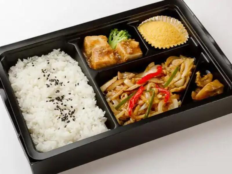 旨み溢れる豚肉と玉ねぎの炒め弁当　白飯