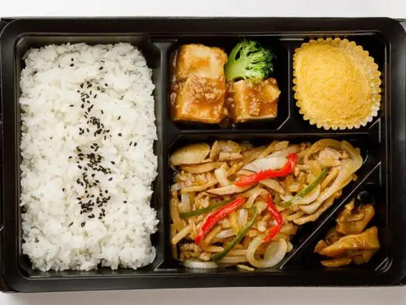 旨み溢れる豚肉と玉ねぎの炒め弁当　白飯