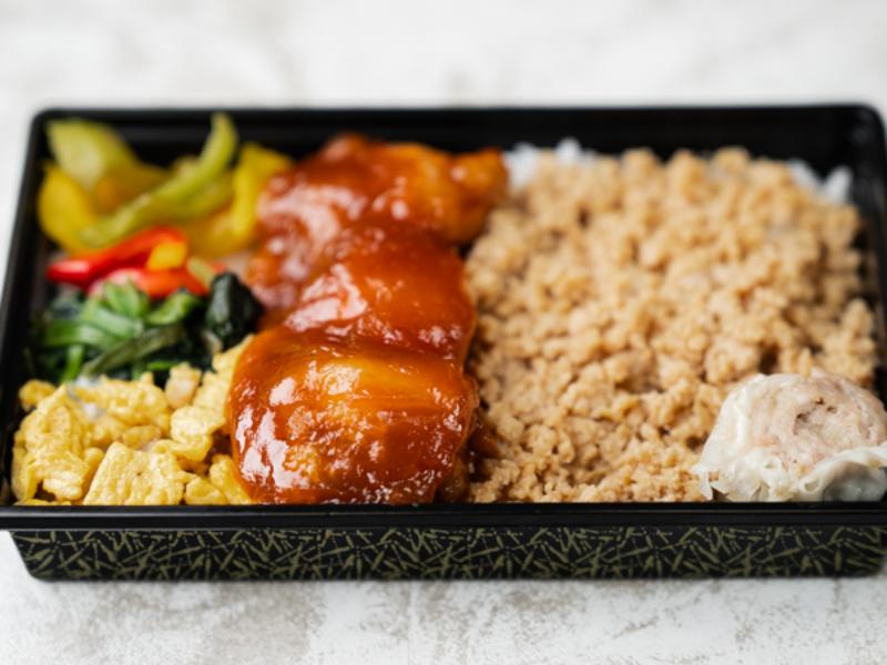 唐揚げとそぼろご飯弁当（甘酢がけ）