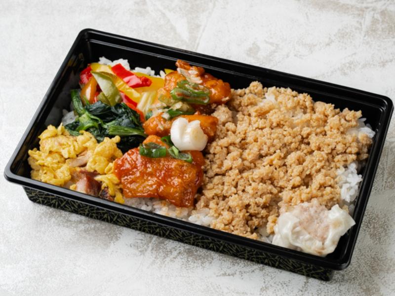 唐揚げとそぼろご飯弁当（チリソース）