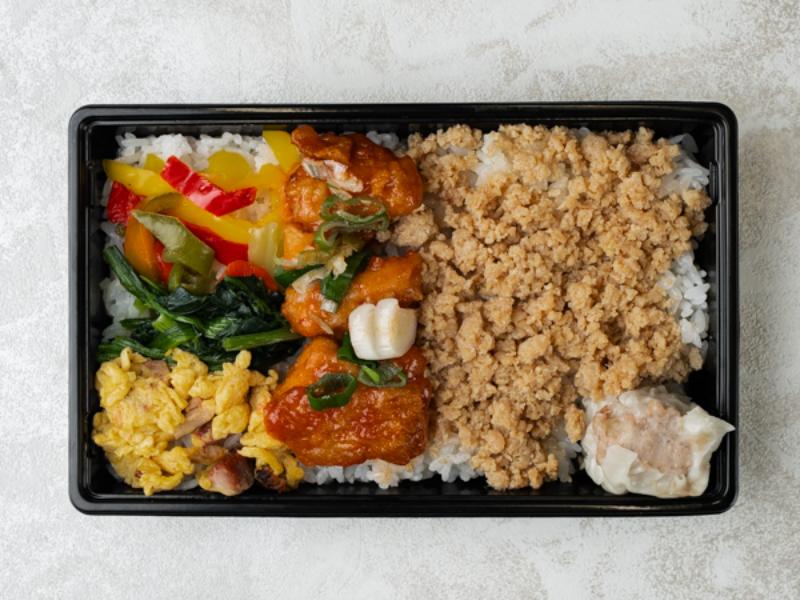 唐揚げとそぼろご飯弁当（チリソース）