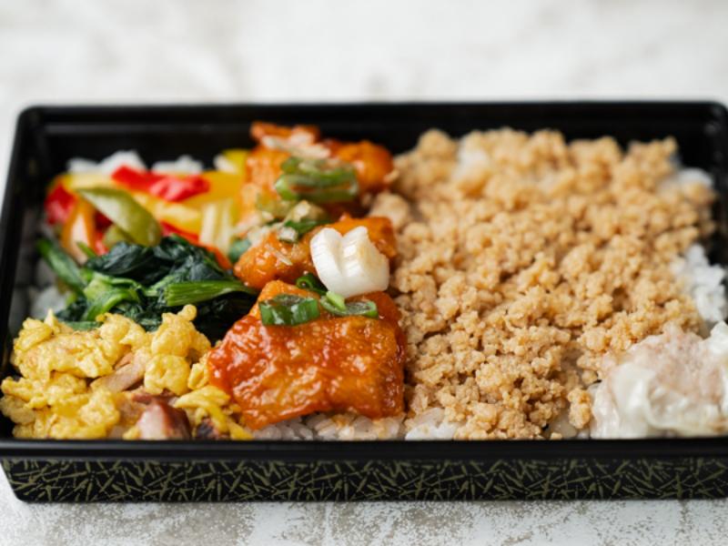唐揚げとそぼろご飯弁当（チリソース）