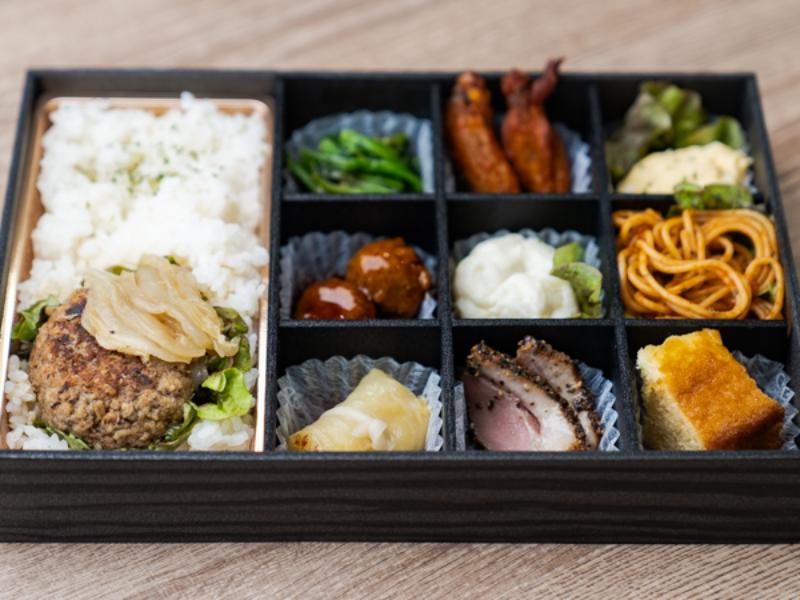 オニオンスープでじっくり煮込んだハンバーグ