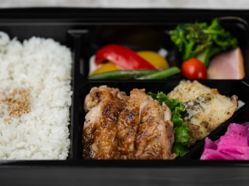 旬魚のソテーと地鶏のステーキ弁当