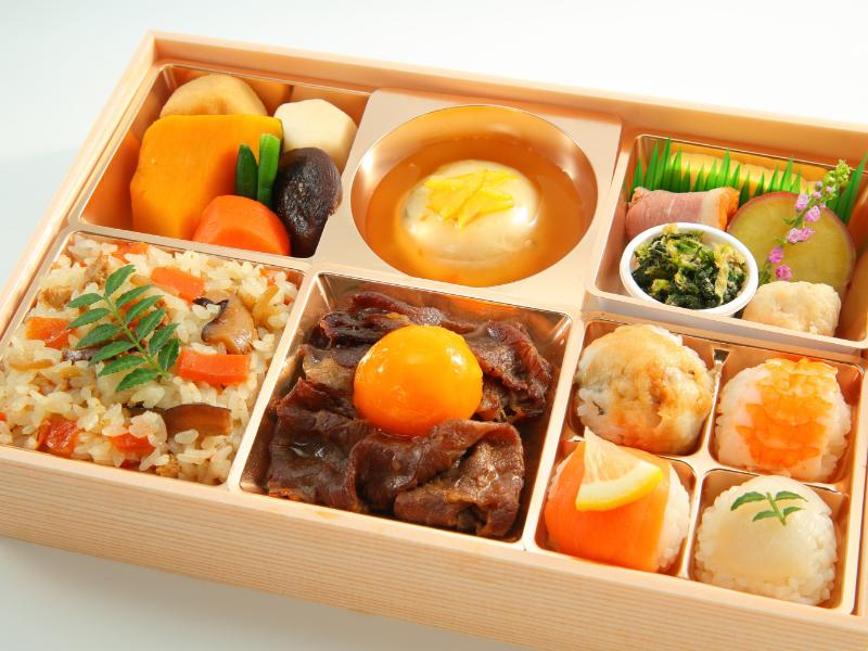 和牛すき焼きと手鞠寿司の六マス幕の内【912】