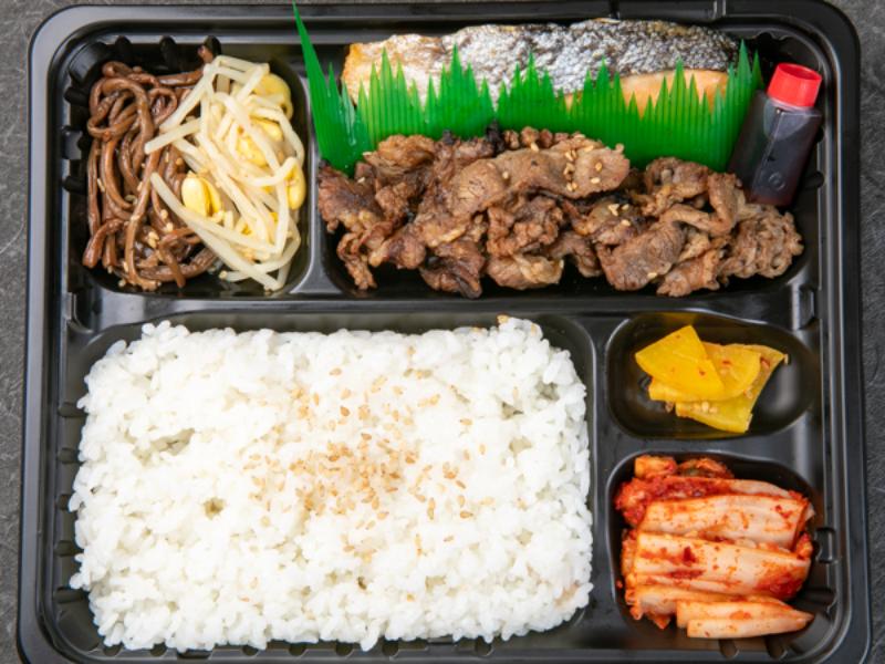 炭火焼 カルビ・鮭の塩焼き
