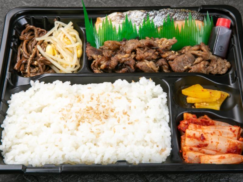 炭火焼 カルビ・鮭の塩焼き