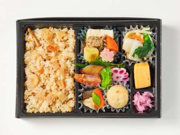 【春の季節弁当】牛すき焼きと鰆柚庵焼き鰈と春野菜の揚げ出し御膳