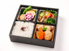 季節野菜と煮物と大豆ハンバーグのヴィーガン懐石和膳（紙パック茶250ml付）
