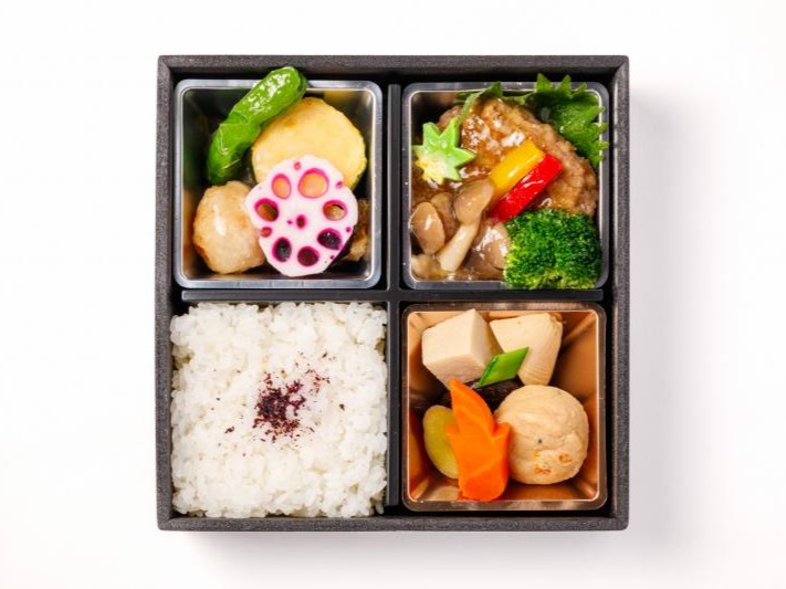 季節野菜と煮物と大豆ハンバーグのヴィーガン懐石和膳（紙パック茶250ml付）
