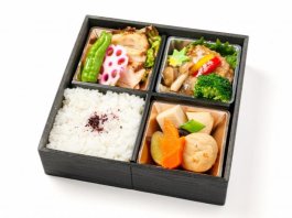 ハラール鶏の照り焼きと和風ハンバーグ弁当（紙パック茶250ml付）