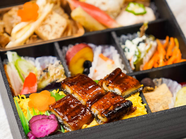 小箱【ひつまぶし御飯と牛すき焼きの京おばんざい八寸】