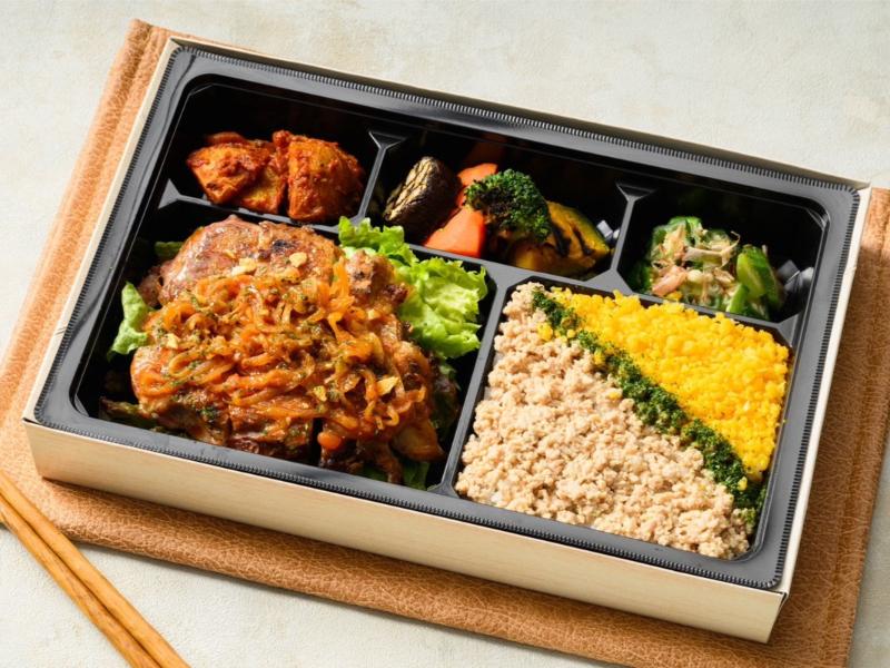 鶏そぼろ丼とチキンのトマトソース煮込み弁当