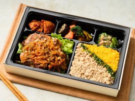 鶏そぼろ丼とチキンのトマトソース煮込み弁当