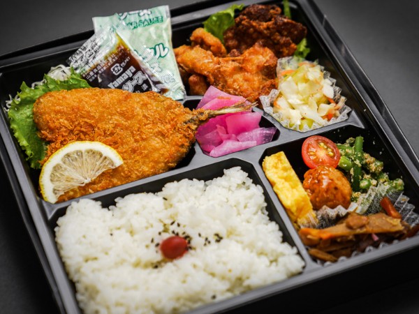 アジフライと唐揚げ弁当