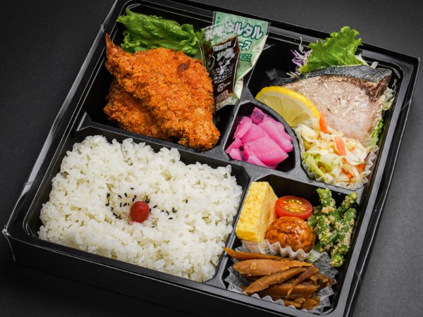 鮮魚のレモンペッパー焼きとメンチカツ弁当