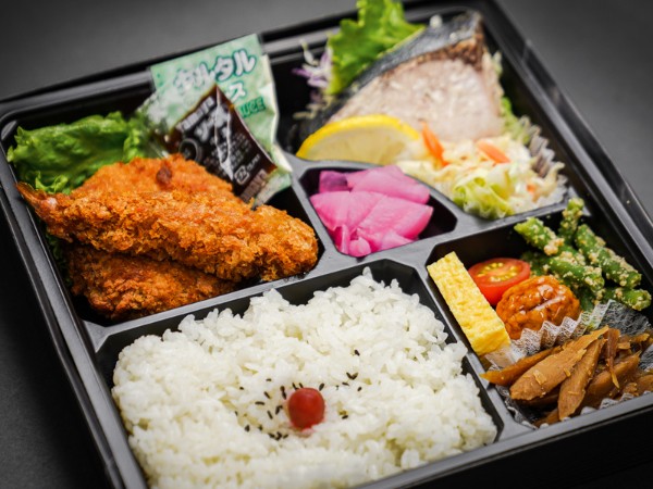 鮮魚のレモンペッパー焼きとメンチカツ弁当