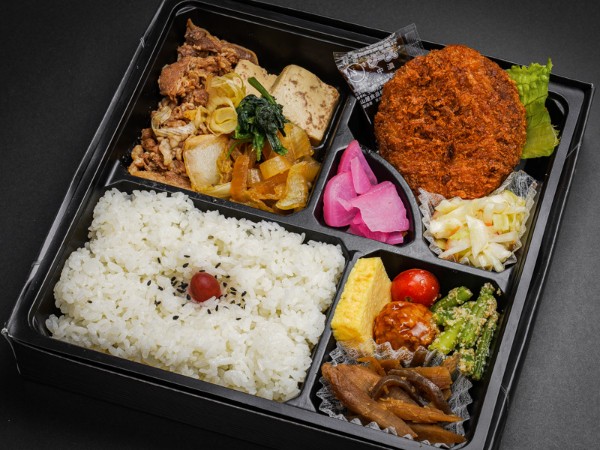 すき焼きとメンチカツ弁当