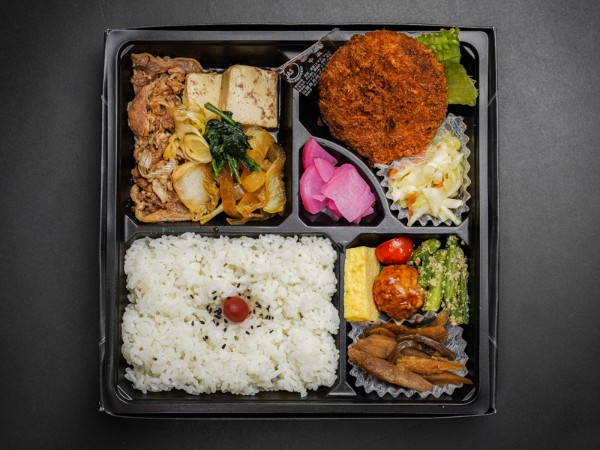 すき焼きとメンチカツ弁当