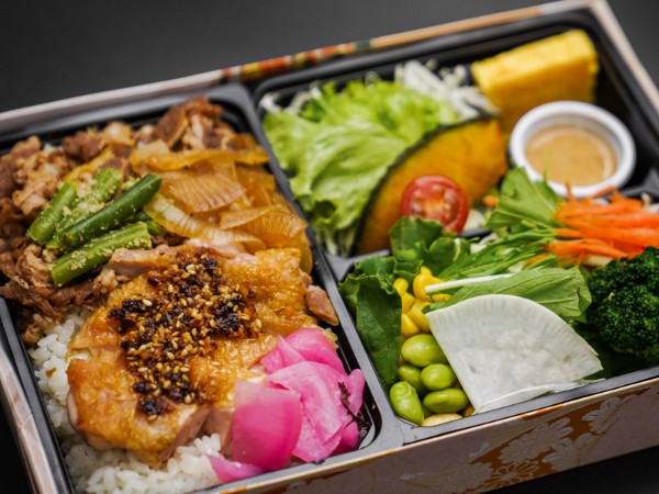 8品目サラダとチキンステーキ弁当