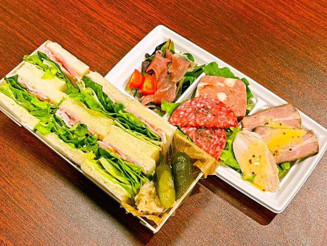 3種のおかずとハムレタスサンドイッチ