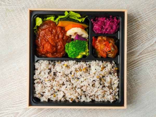 ヴィーガンハンバーグ　自家製トマトソースがけ