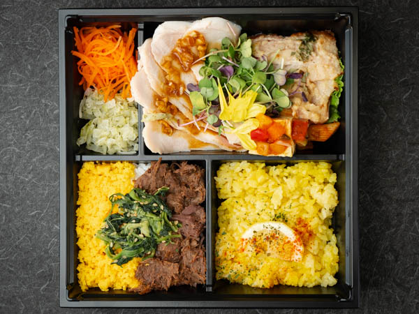 肉そぼろご飯とバターサフランライス　白身魚の西京ハーブ味噌焼き＆国産国産鶏胸肉の香味ソース《Ｎｏ０１》