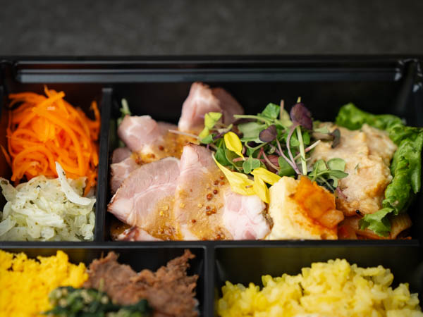 肉そぼろご飯とバターサフランライス　白身魚の西京ハーブ味噌焼き＆香味豚のローストポーク《Ｎｏ０２》